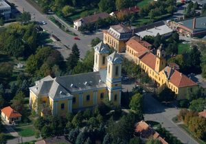 Battonya katolikus templom és városháza